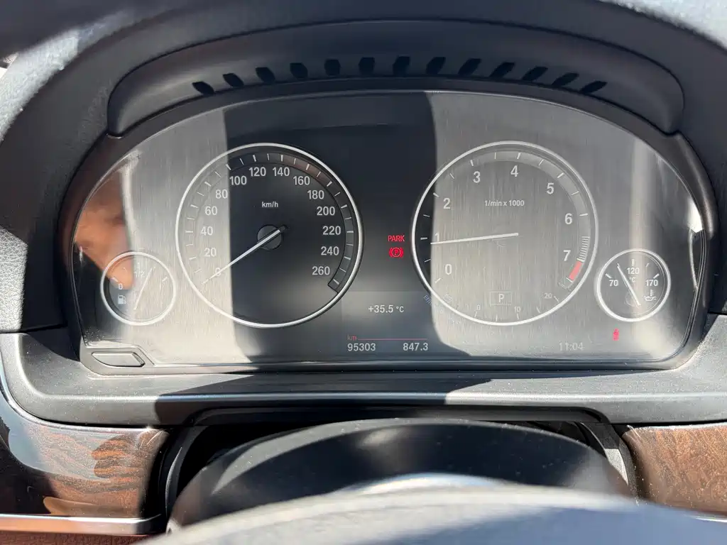 BMW 5 Series 2016 — фото 12