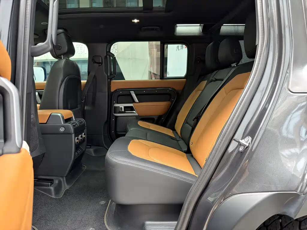 Land Rover Defender 2023 — фото 12