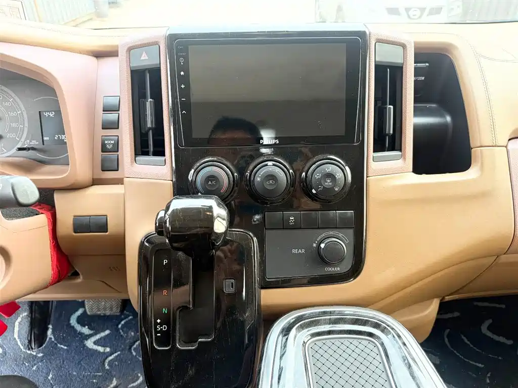 Toyota Hiace 2022 — фото 12