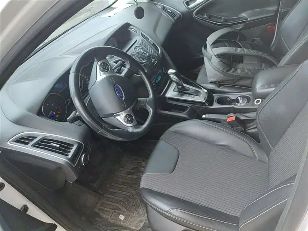 Ford Focus 2015 — фото 15