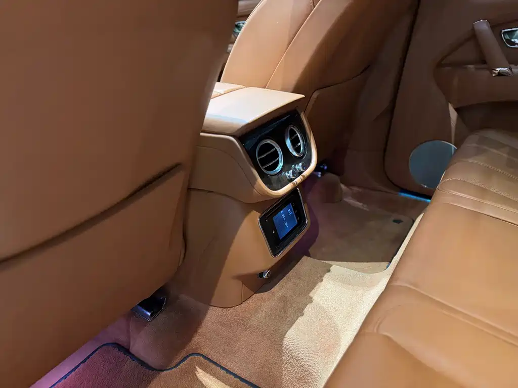 Bentley Bentayga 2018 — фото 18