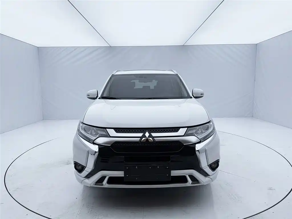 Mitsubishi Outlander 2021 — фото 2