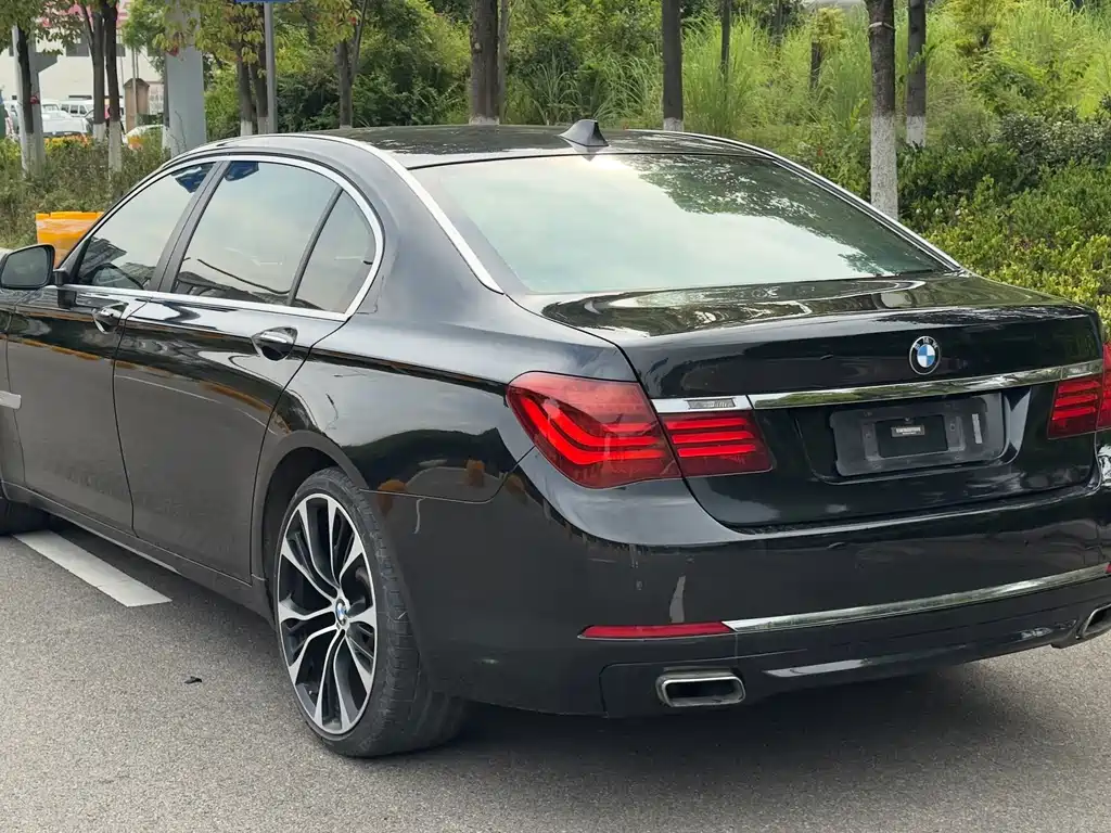 BMW 7 Series 2015 — фото 12
