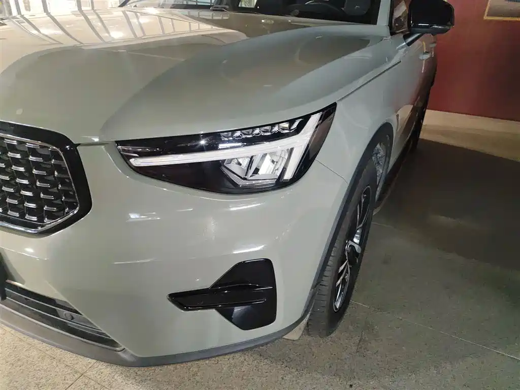 Volvo XC40 2023 — фото 18