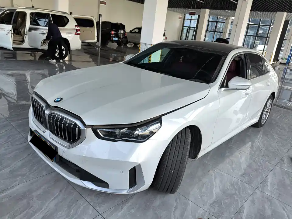 BMW 5 Series 2025 — фото 1
