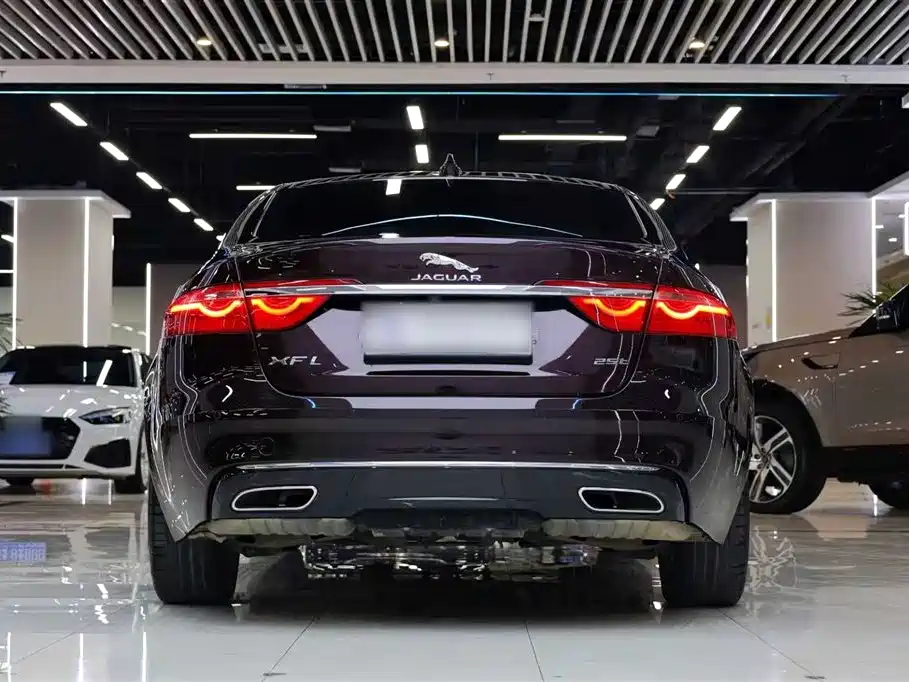 Jaguar XFL 2018 — фото 10