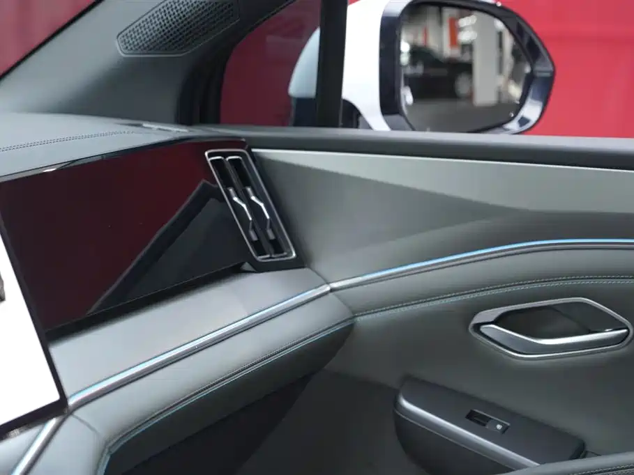 BYD L DM-i 2025 — фото 7
