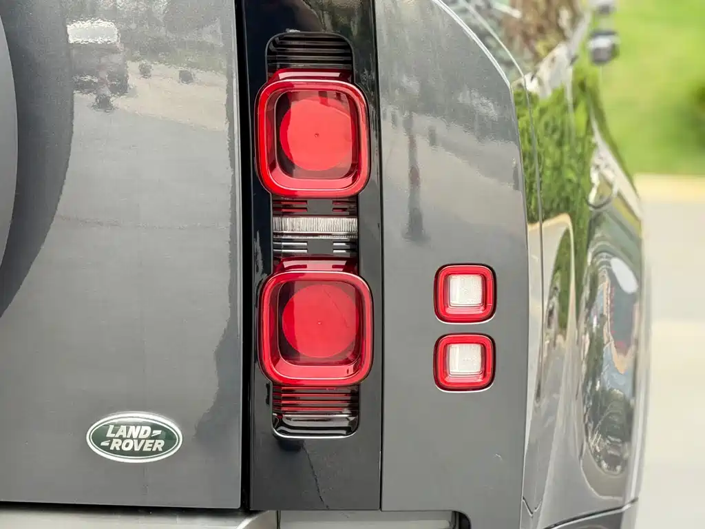 Land Rover Defender 2021 — фото 21