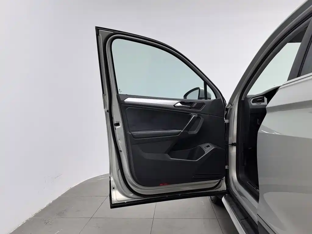 Volkswagen Tiguan L 2017 — фото 8