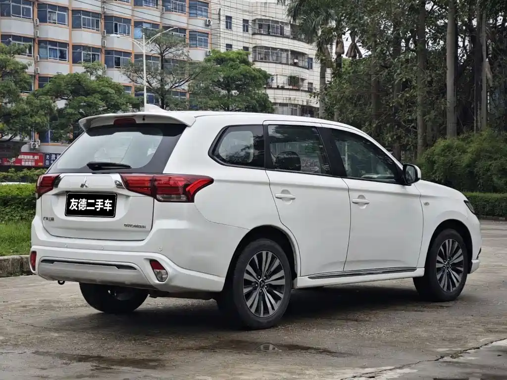 Mitsubishi Outlander 2021 — фото 4