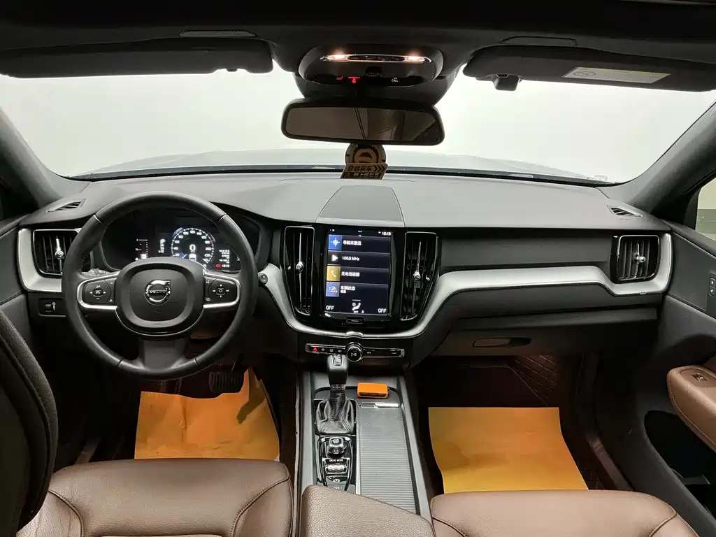 Volvo XC60 2021 — фото 17
