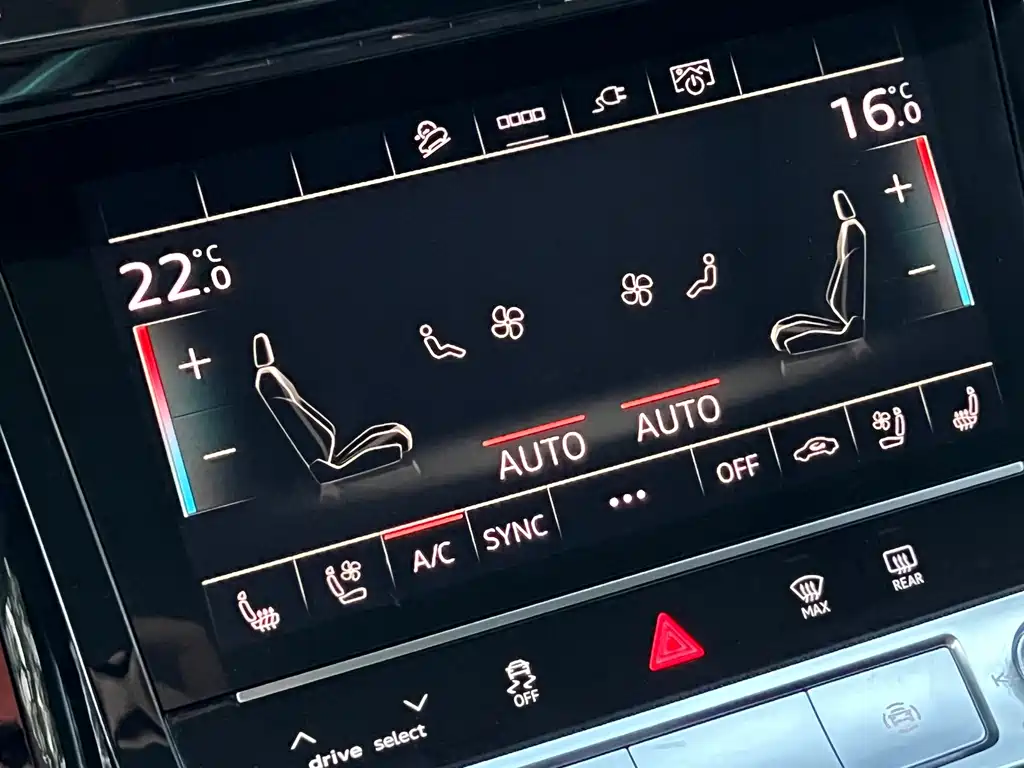 Audi e-tron 2022 — фото 16