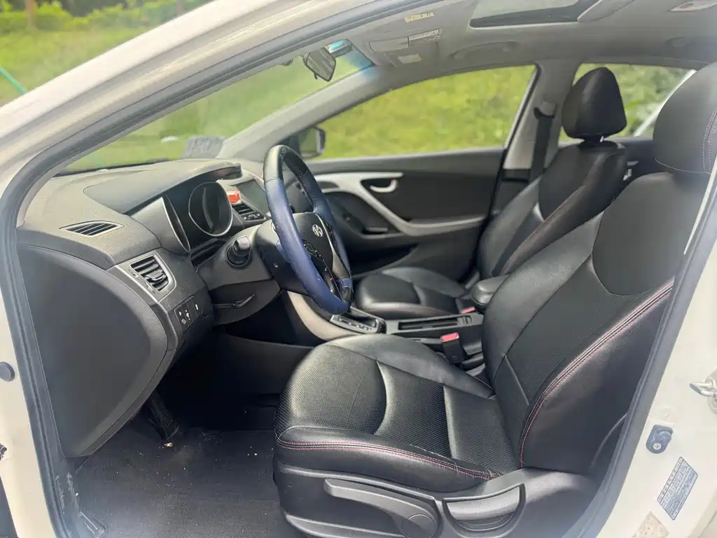 Hyundai Elantra 2017 — фото 12