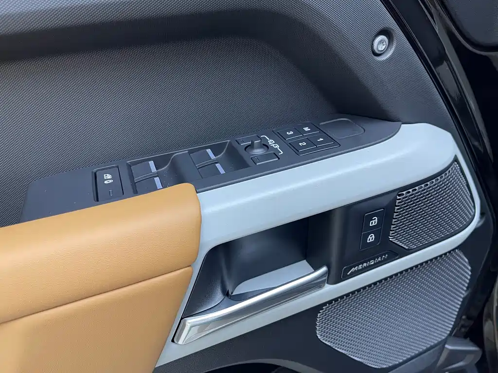 Land Rover Defender 2024 — фото 16