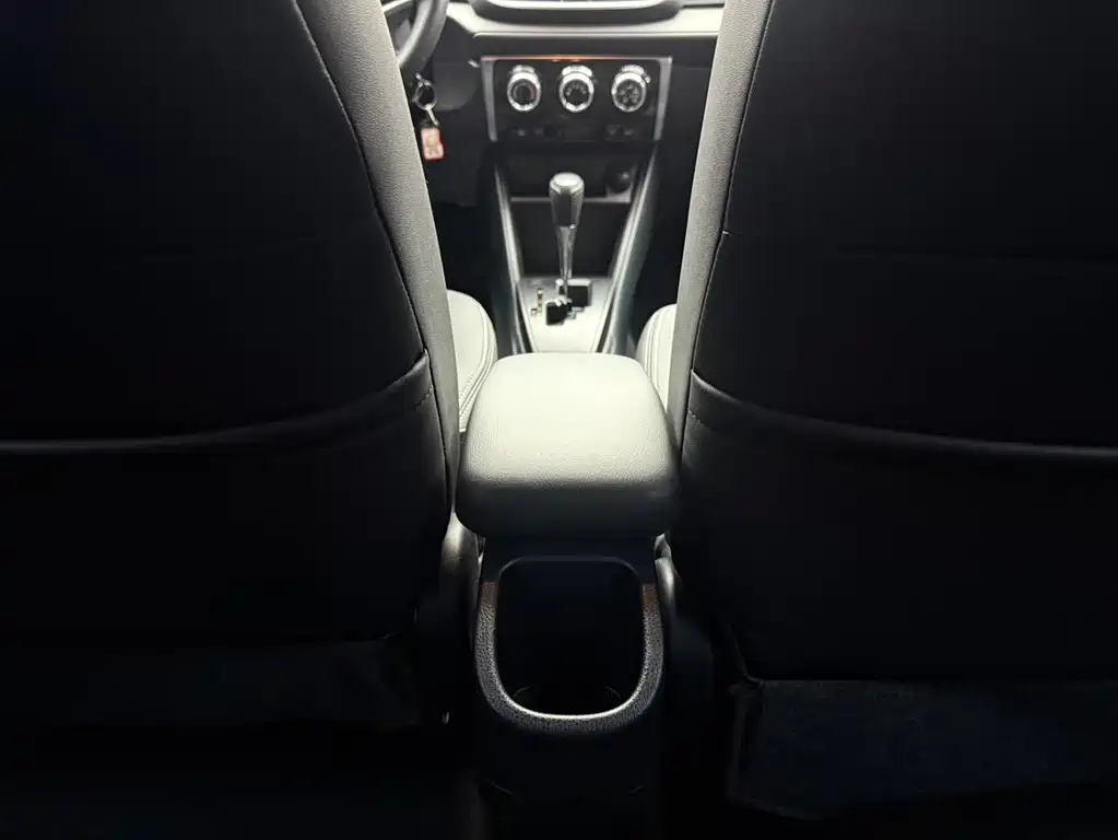 Toyota Yaris L 2022 — фото 19