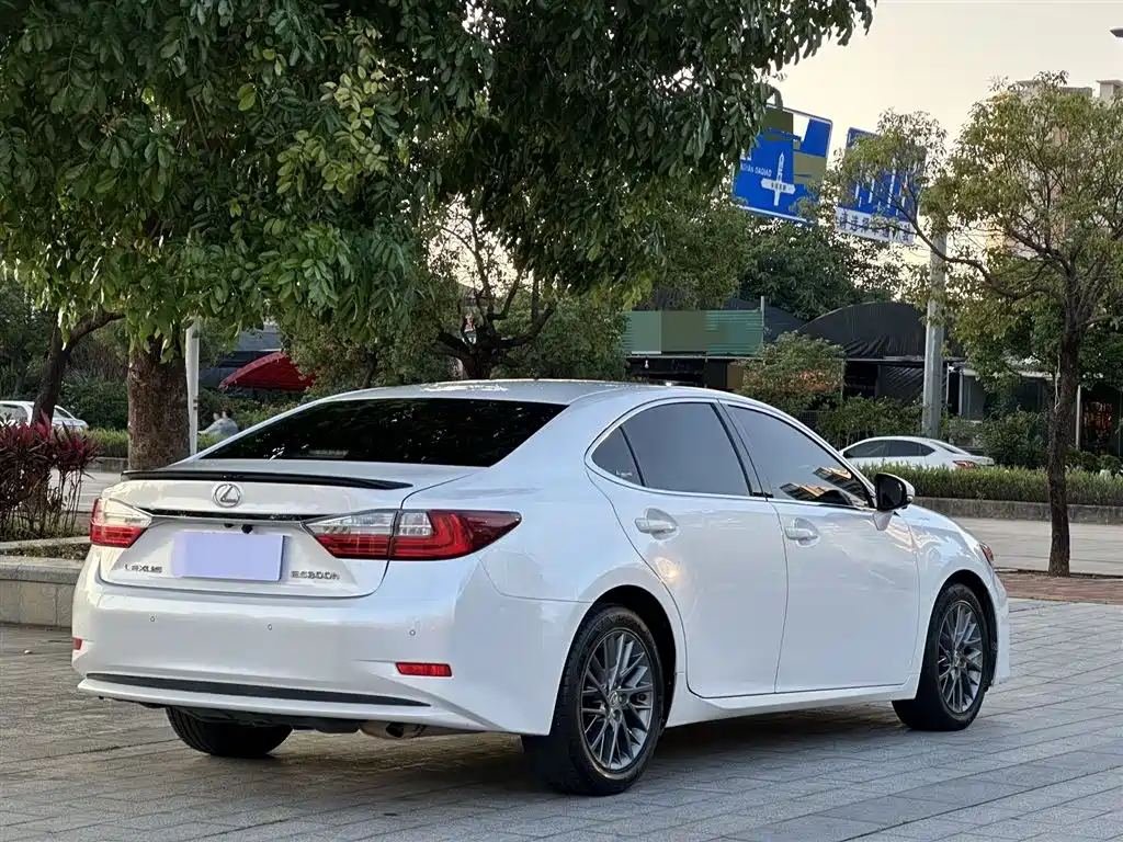 Lexus ES 2018 — фото 9