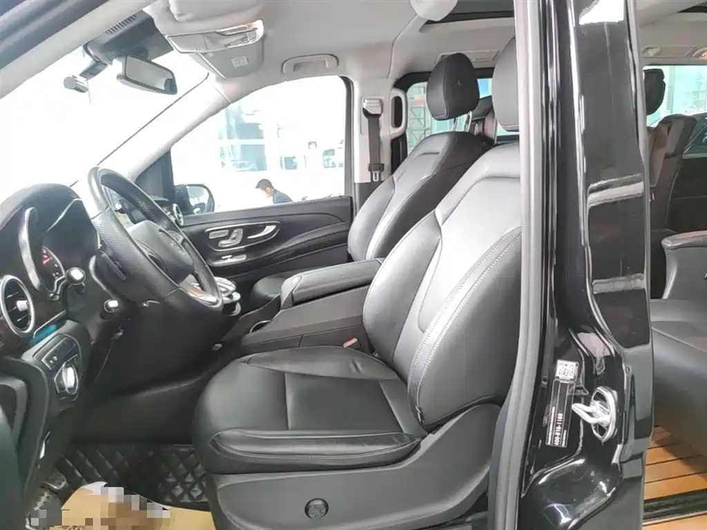 Mercedes-Benz V-Class 2020 — фото 15