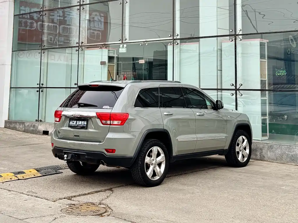 Jeep Grand Cherokee 2012 — фото 4