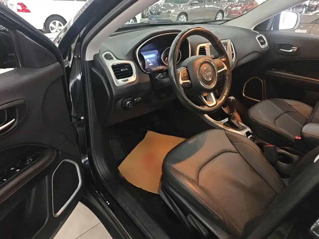 Jeep Compass 2018 — фото 16