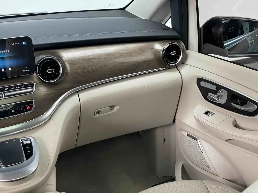 Mercedes-Benz V-Class 2022 — фото 10
