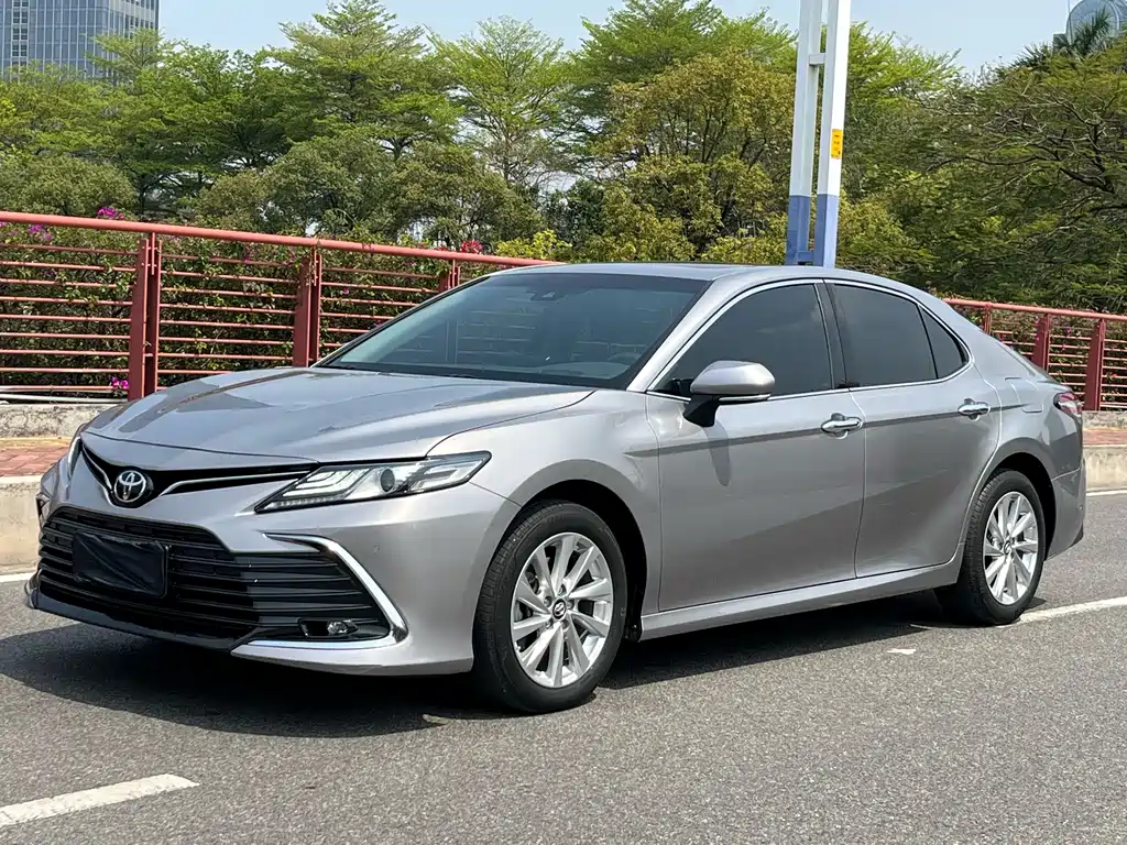 Toyota Camry 2022 — фото 1