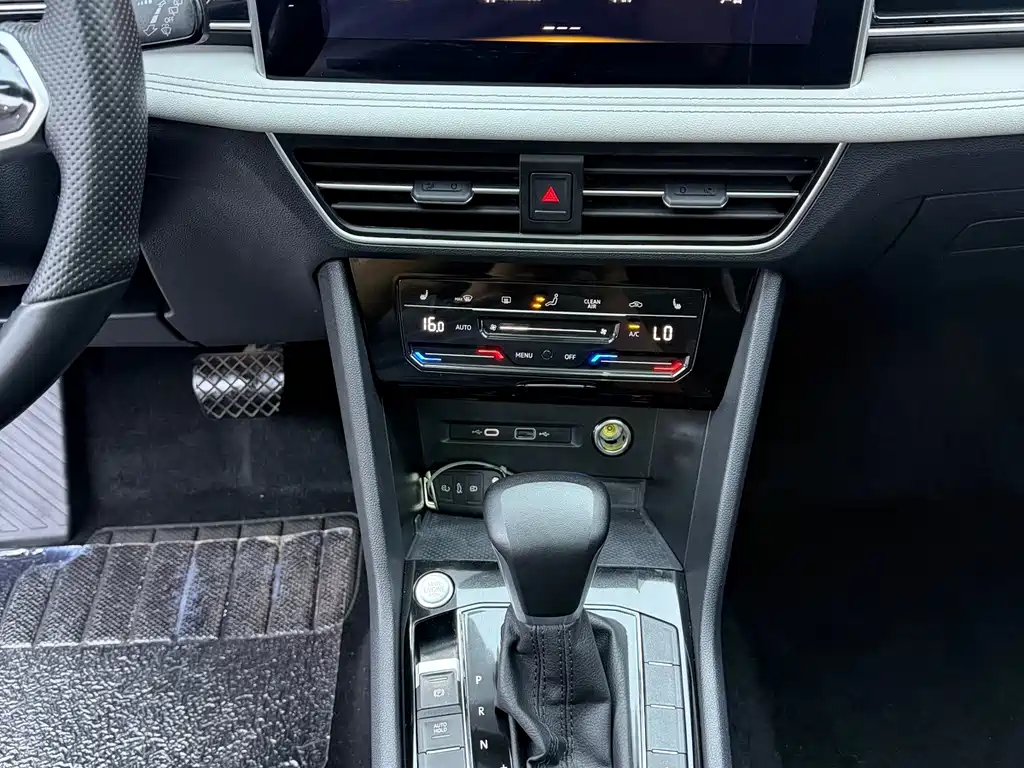 Volkswagen Tiguan L 2023 — фото 12