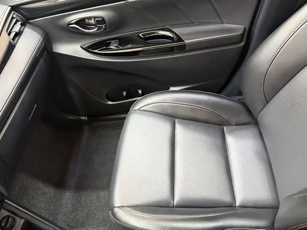 Toyota Yaris L 2022 — фото 13
