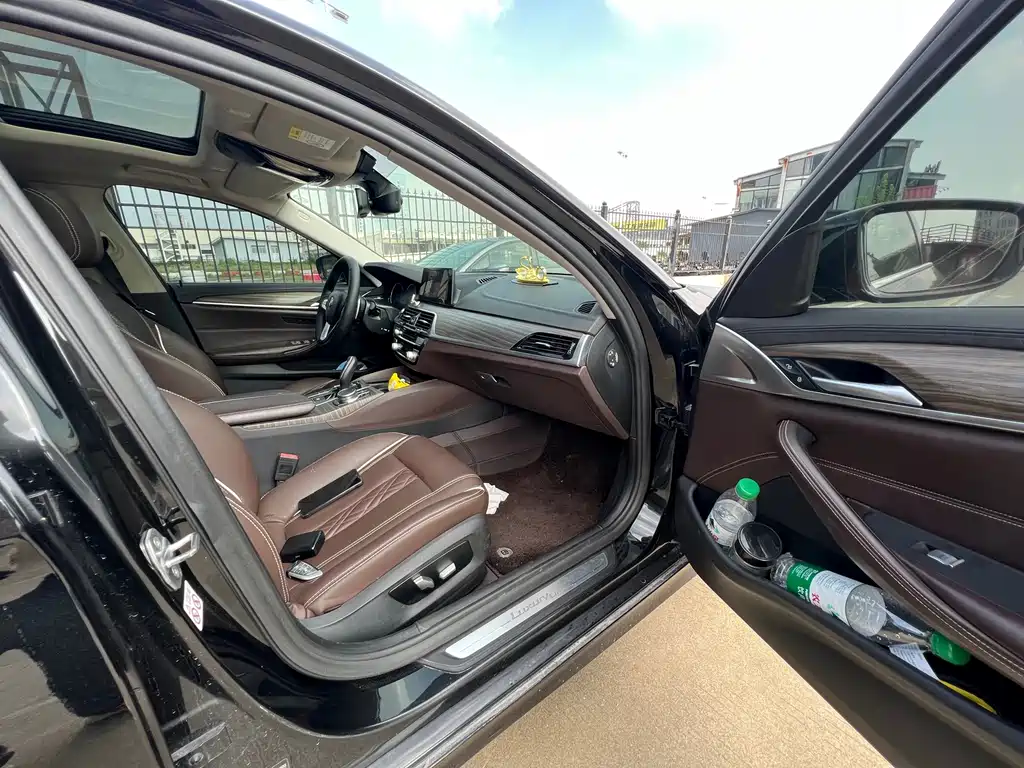 BMW 5 Series 2018 — фото 11
