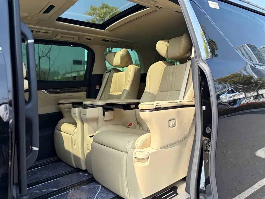 Toyota Alphard 2022 — фото 10