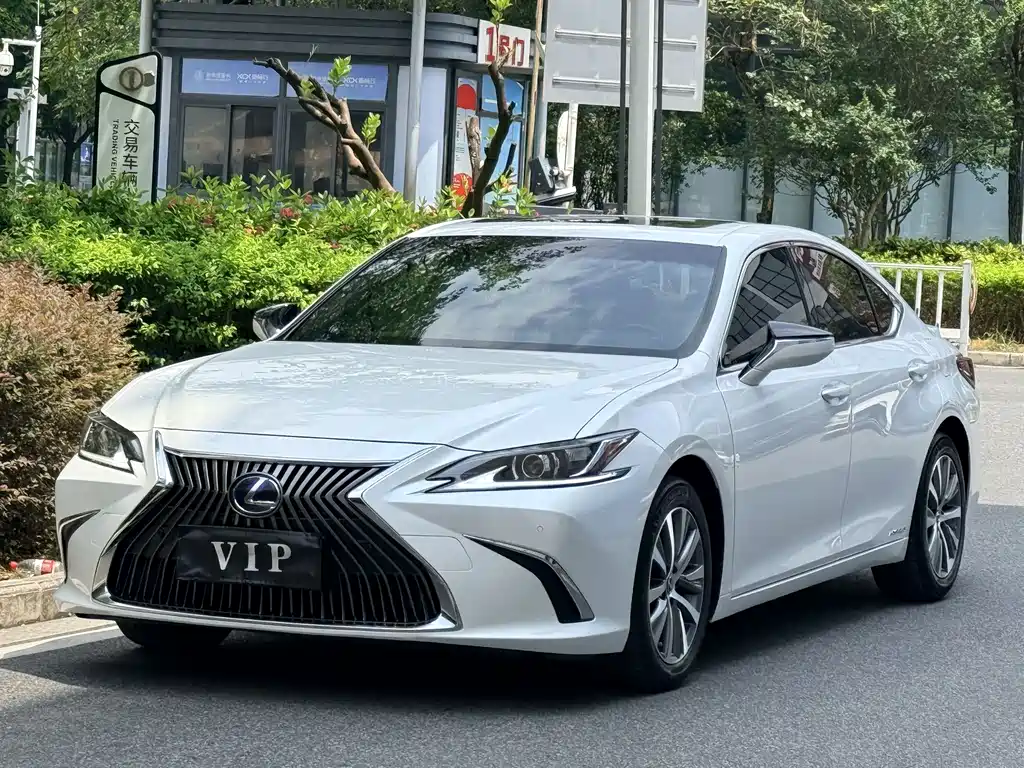 Lexus ES 2020 — фото 1