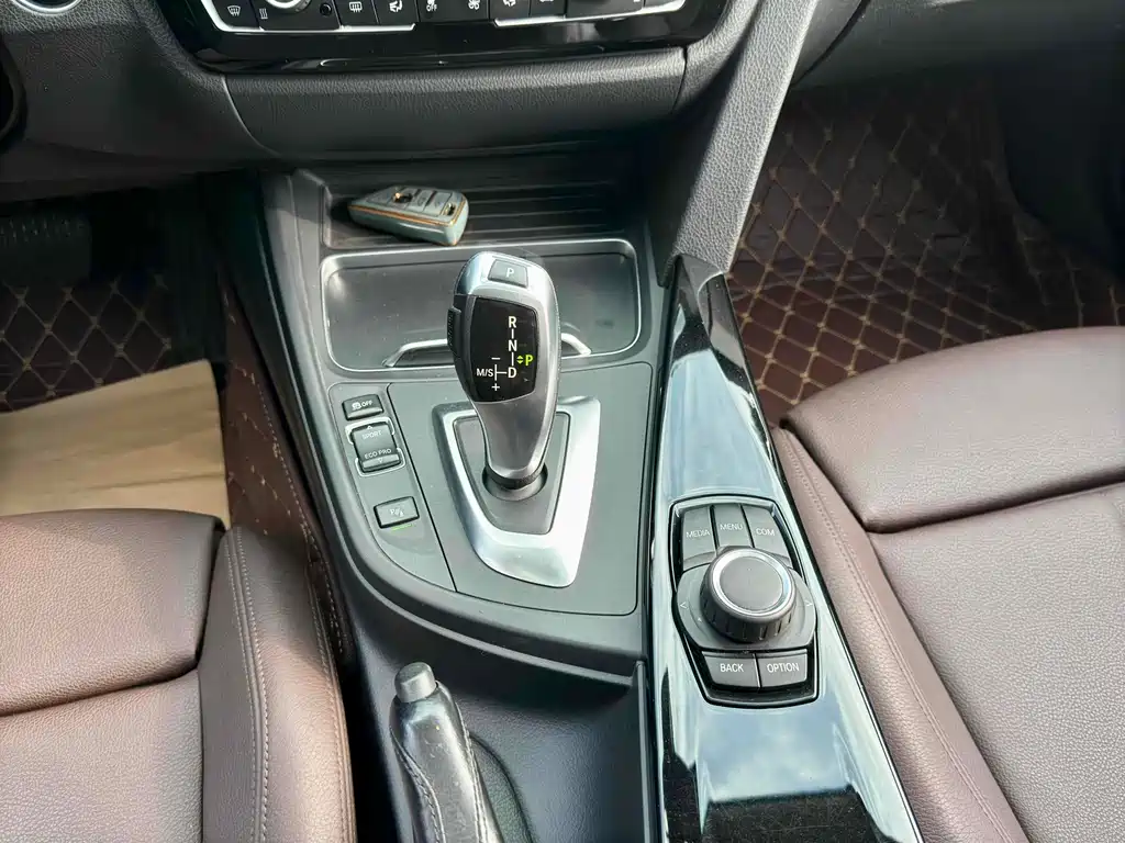 BMW 3 Series 2019 — фото 14
