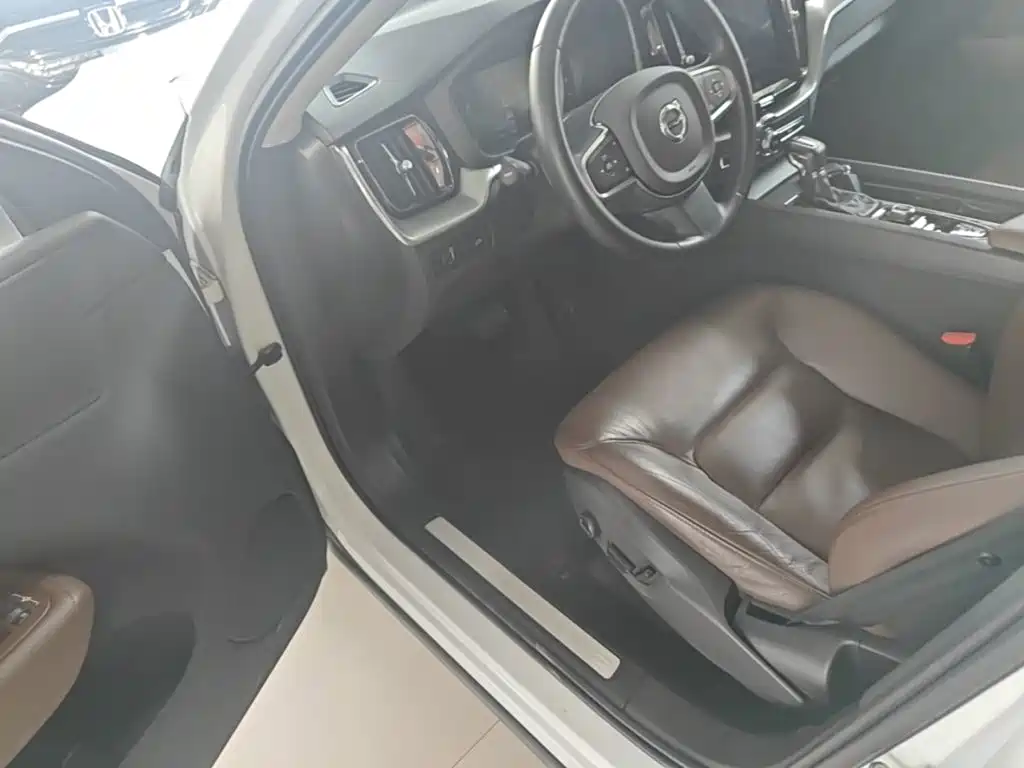 Volvo XC60 2020 — фото 12