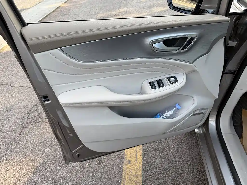 Roewe iMAX8 New Energy 2025 — фото 6