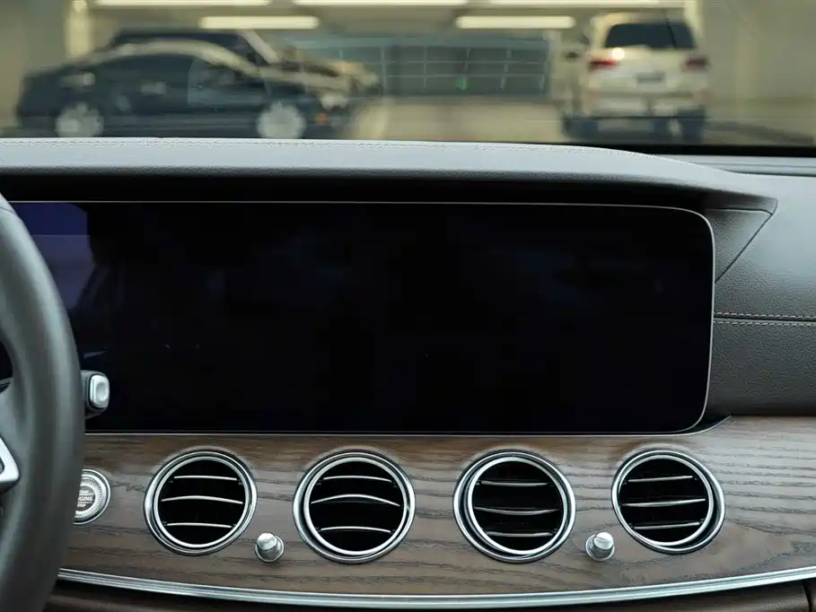Mercedes-Benz E-Class 2023 — фото 18