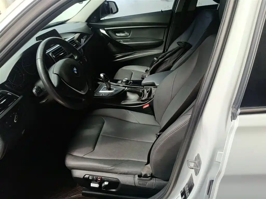 BMW 3 Series 2017 — фото 15