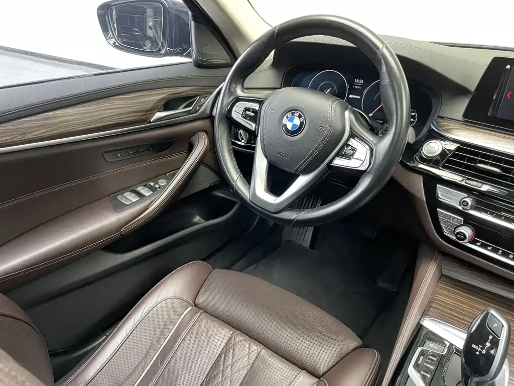 BMW 5 Series New Energy 2019 — фото 20