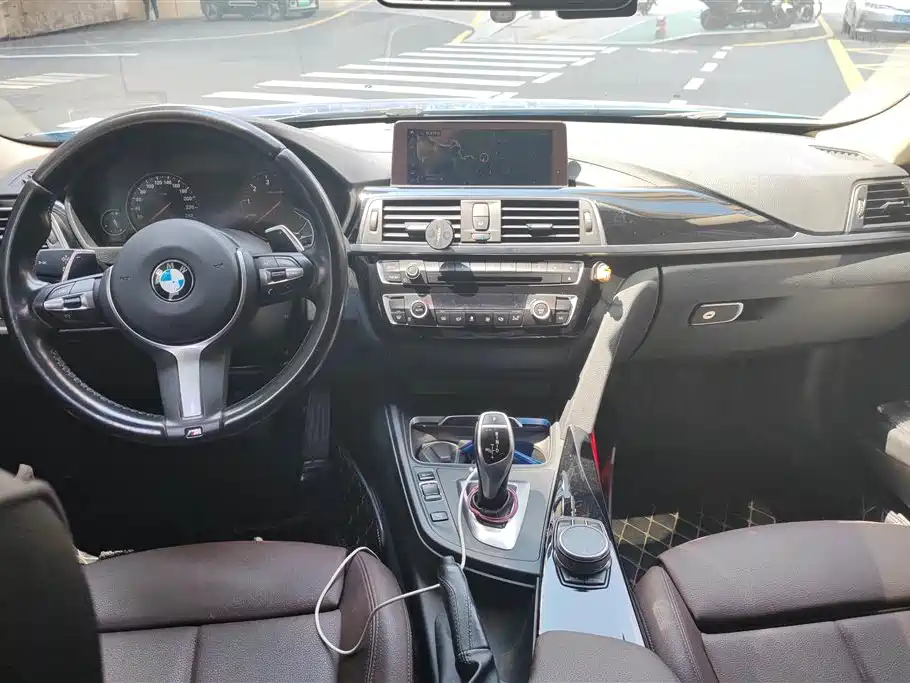 BMW 3 Series 2018 — фото 12