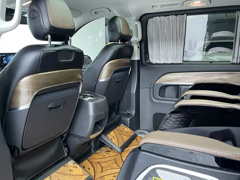 Mercedes-Benz V-Class 2021 — фото 24