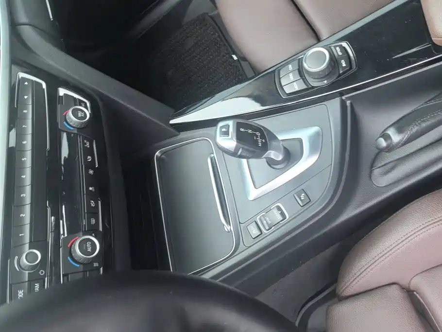 BMW 3 Series 2018 — фото 16