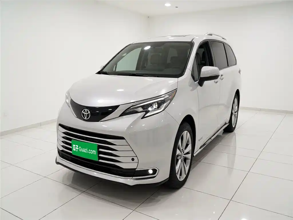 Toyota Sienna 2023 — фото 1