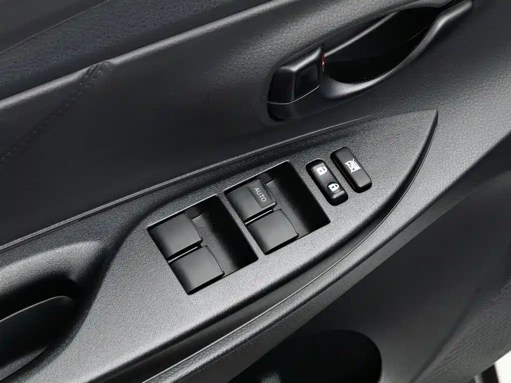 Toyota Yaris L 2020 — фото 9