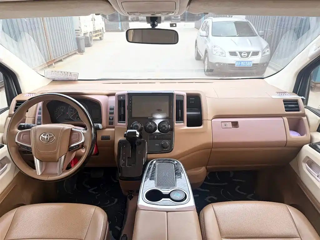 Toyota Hiace 2022 — фото 9