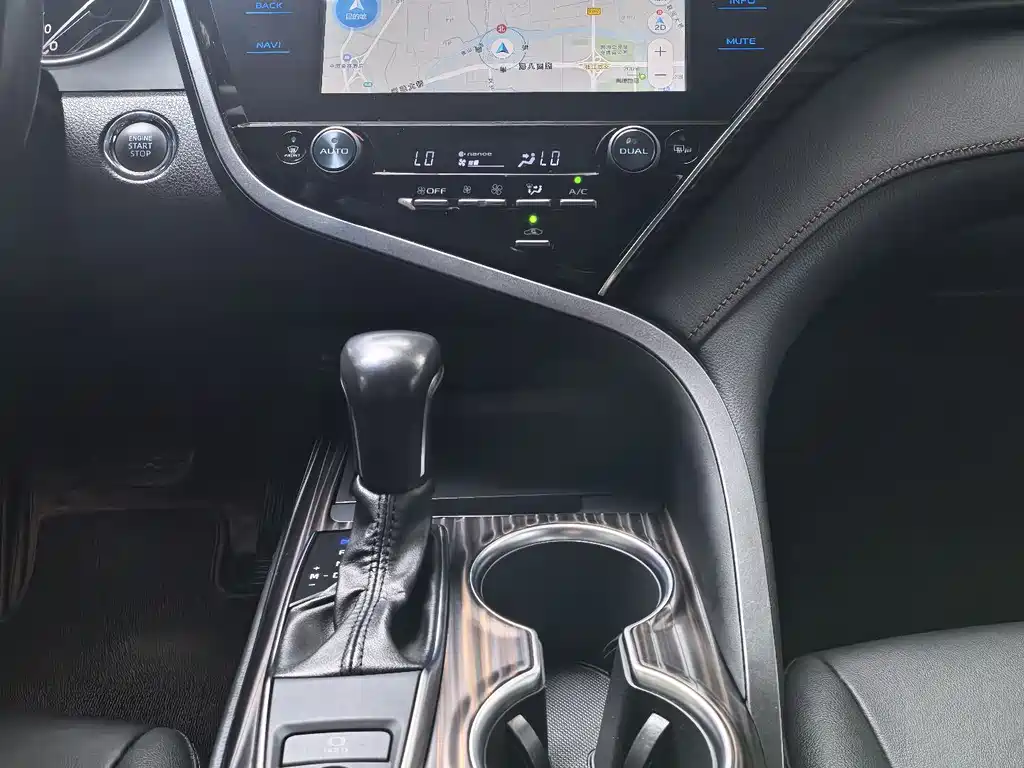 Toyota Camry 2019 — фото 11