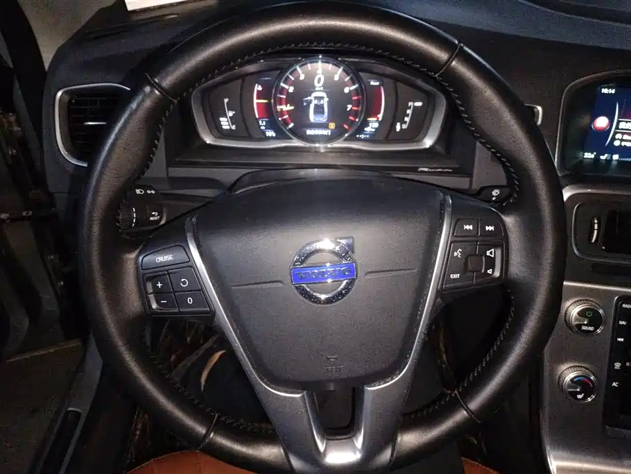 Volvo S60 2016 — фото 15