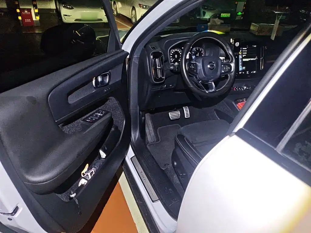 Volvo XC40 2019 — фото 12