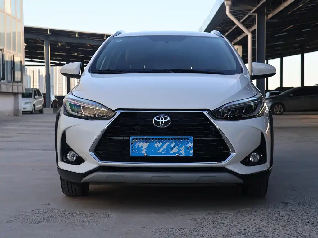 Toyota Yaris L 2022 — фото 2