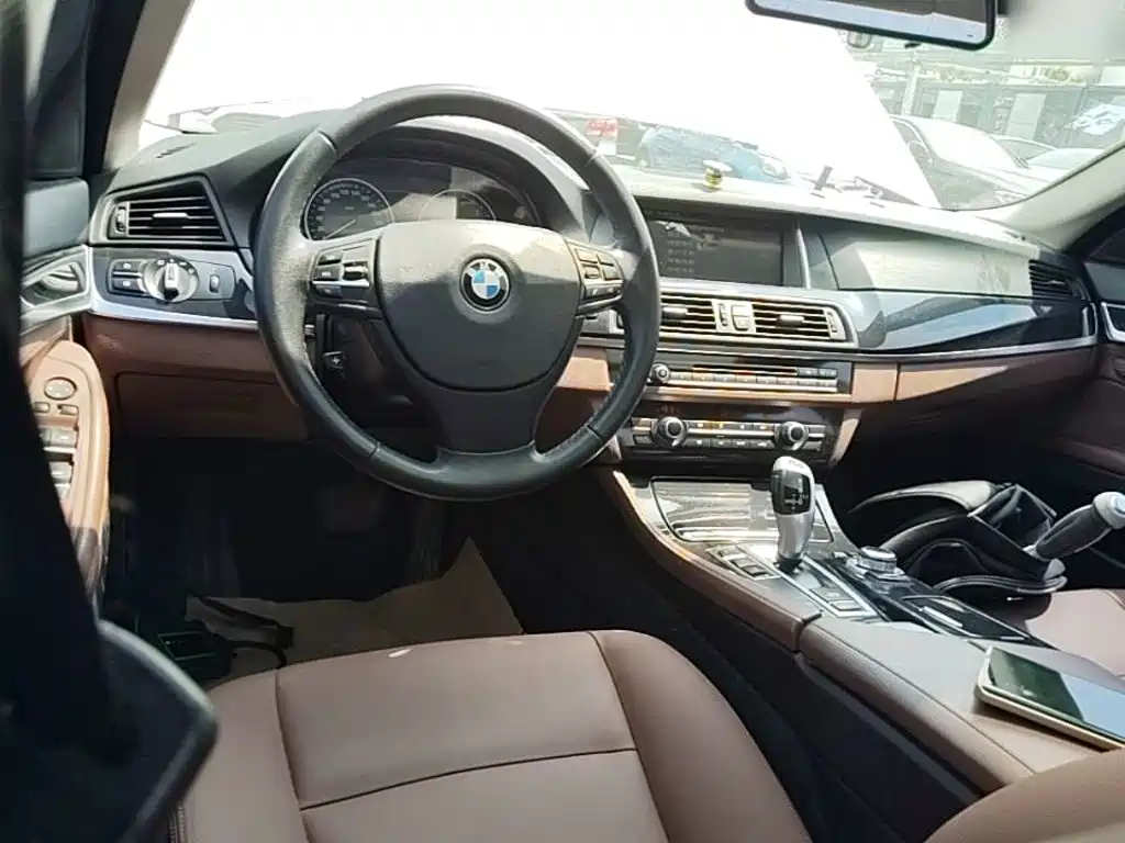BMW 5 Series 2016 — фото 10