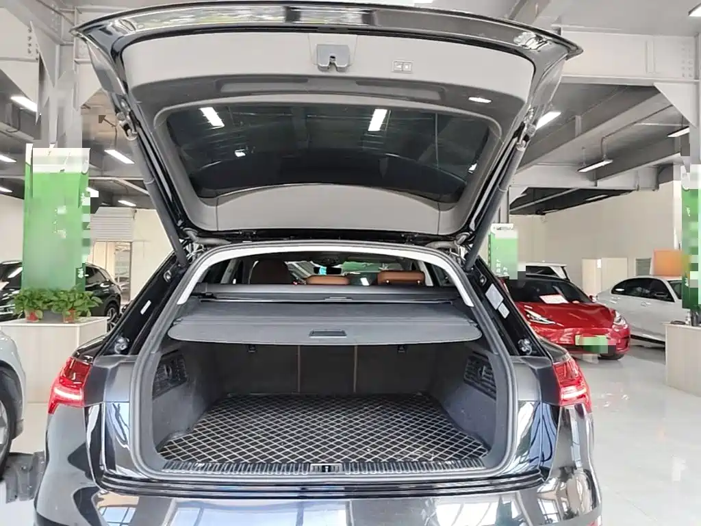 Audi e-tron 2020 — фото 19