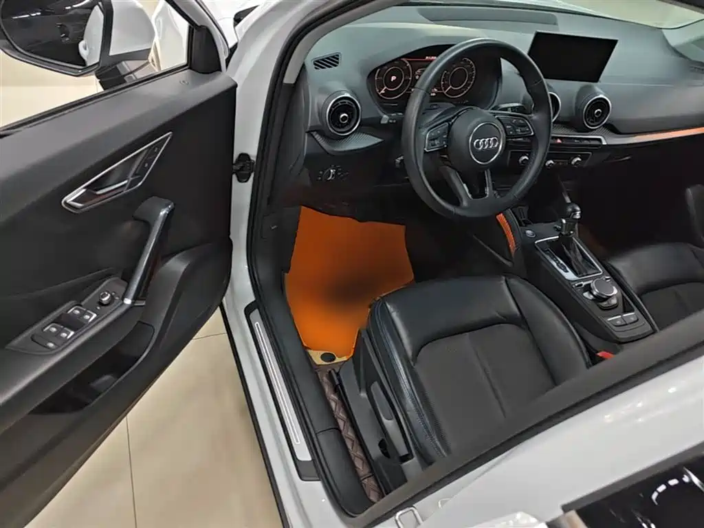 Audi Q2L e-tron 2020 — фото 16