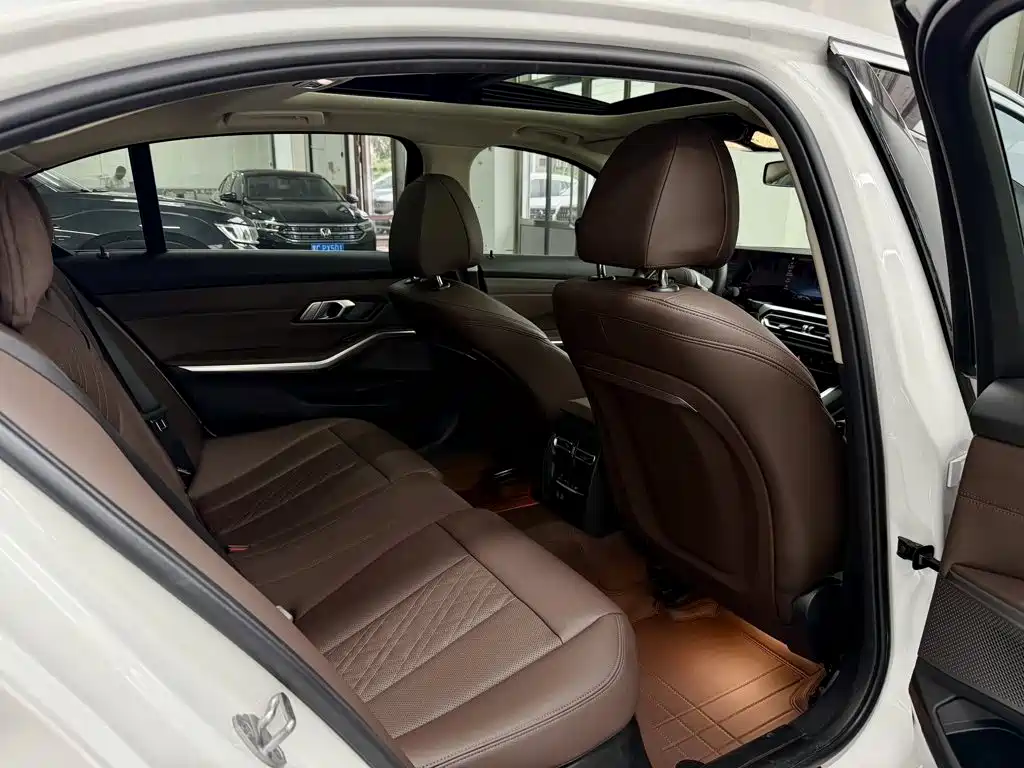 BMW 3 Series 2023 — фото 13
